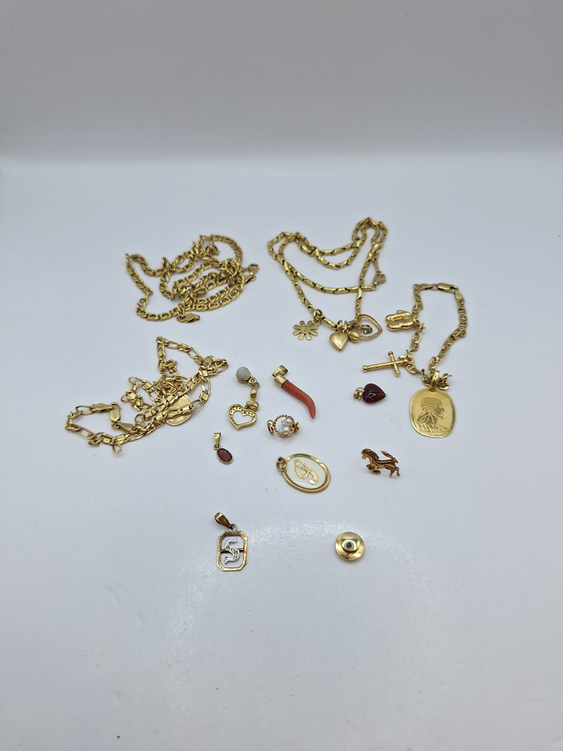 Vari oggetti in oro pietre perline argento metallo