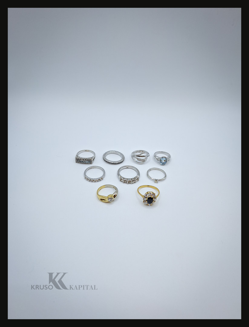 Nove anelli oro pietre diamantini