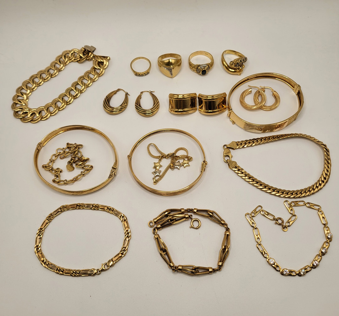 Vari oggetti in oro pietre diamantini 