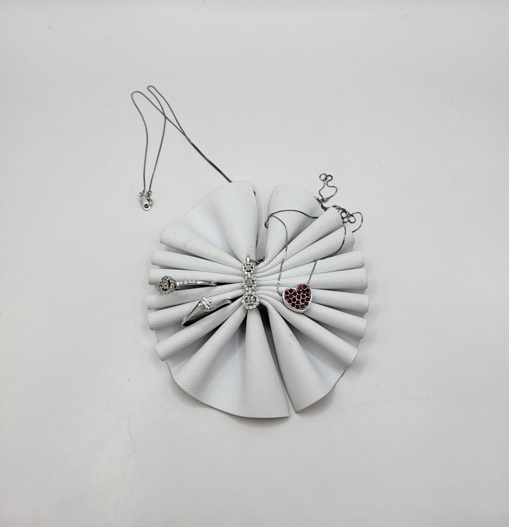 Vari oggetti oro diamantini pietre