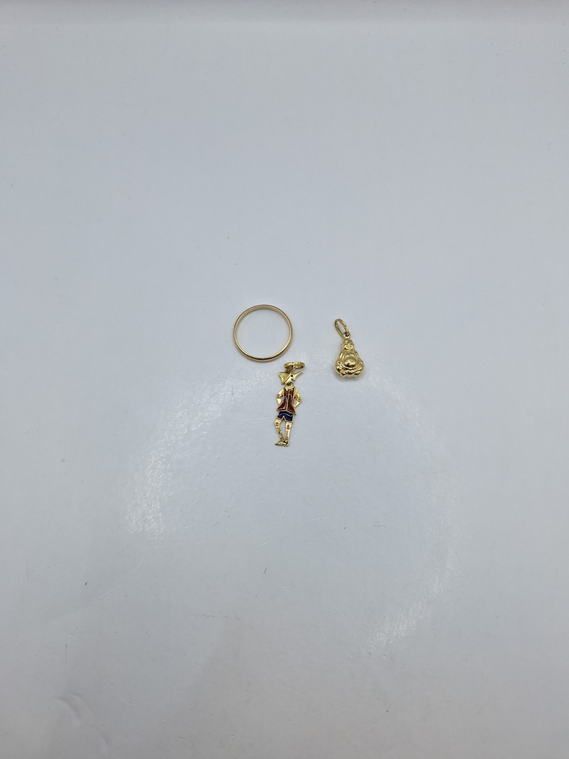 Anello e un paio di ciondoli oro smalti