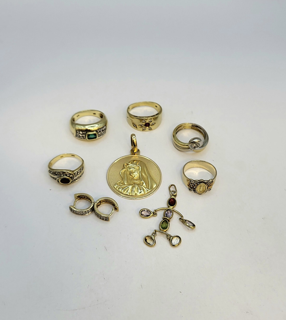 Vari oggetti oro diamanti pietre