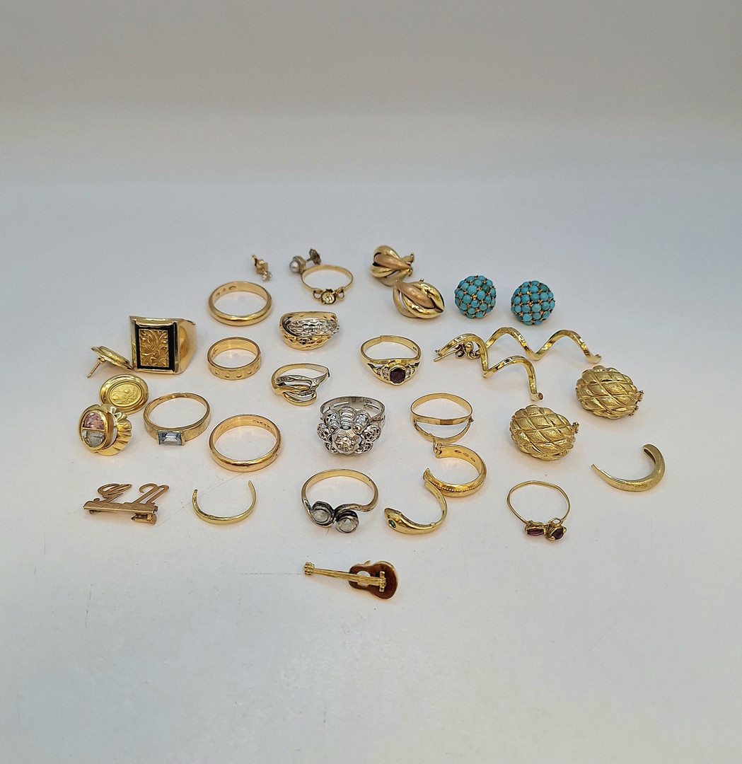 Vari oggetti oro argento pietre