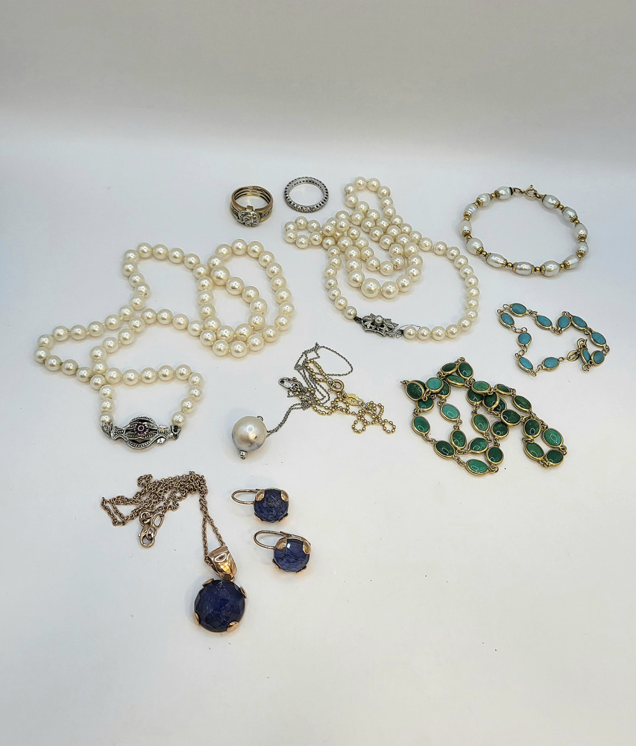 Vari oggetti in oro pietre diamantini perle