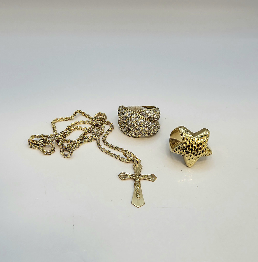 Due anelli collana e croce oro pietre 