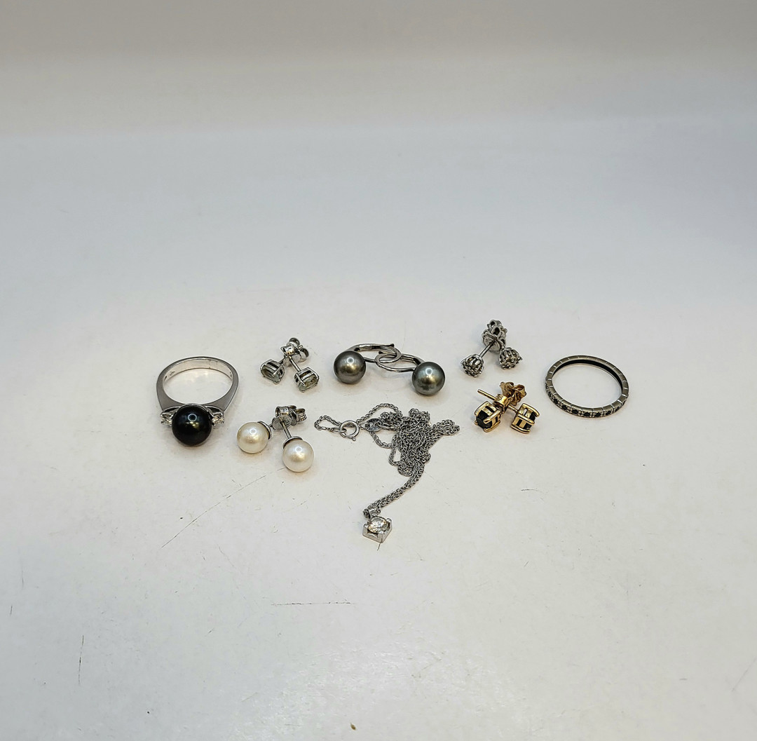 Vari oggetti oro pietre perle diamantini