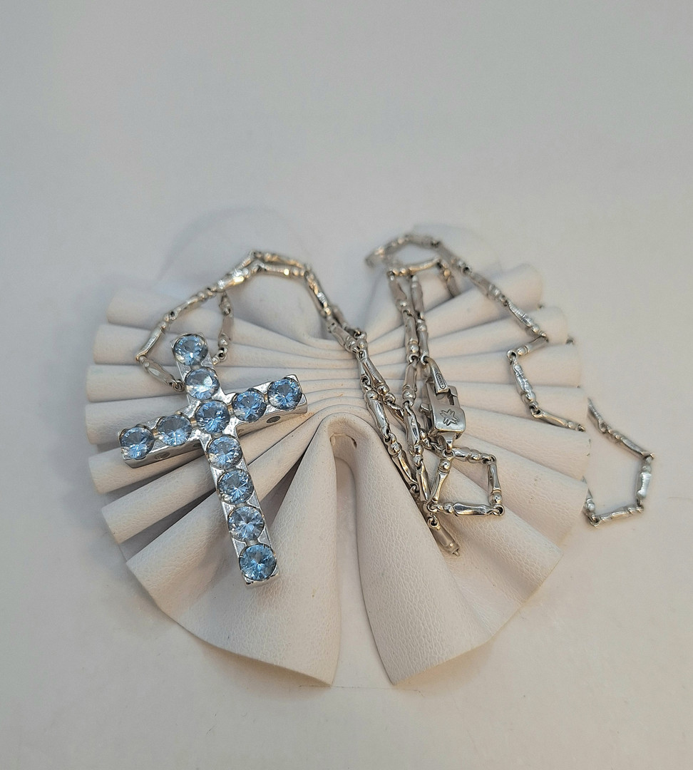 Collana e croce oro pietre