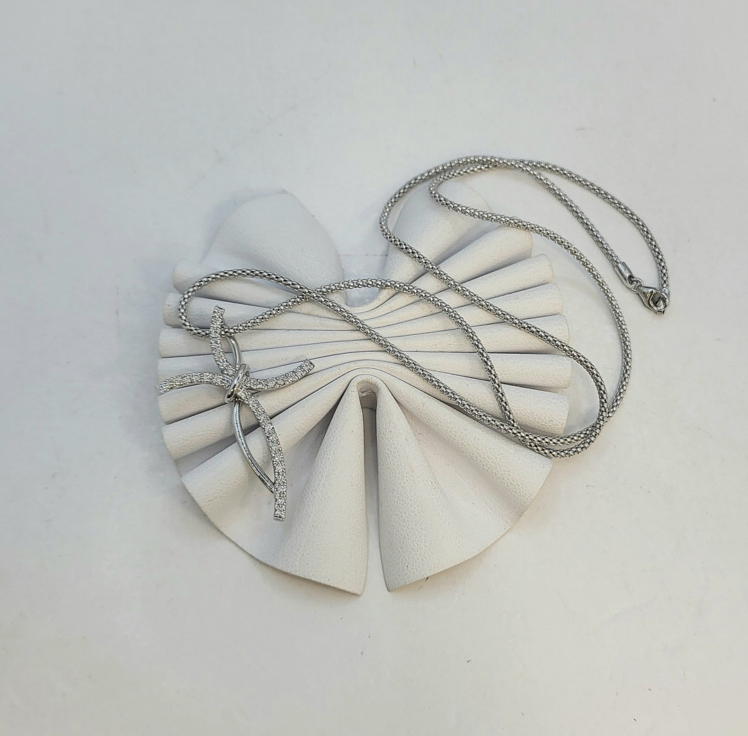 Collana e croce oro pietre