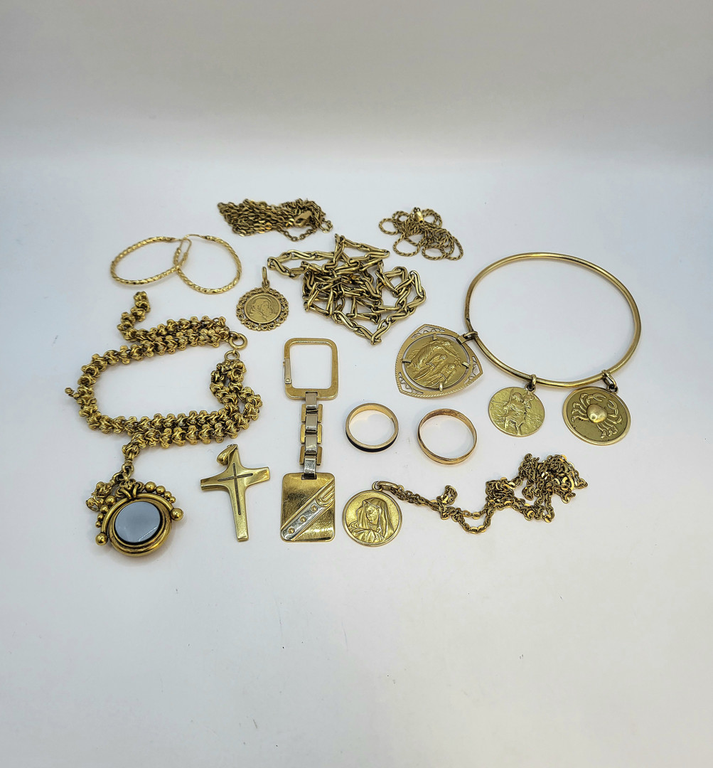 Vari oggetti in oro pietre