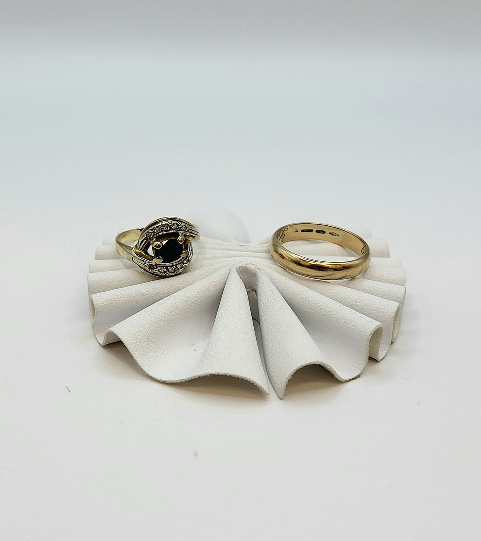 Due anelli oro pietra diamantini