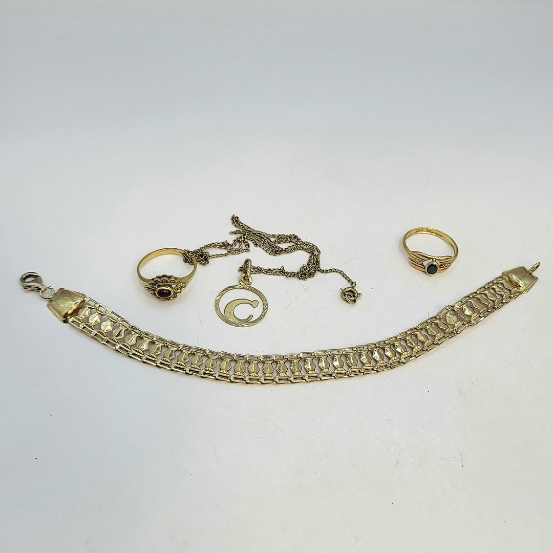 Vari oggetti oro pietre