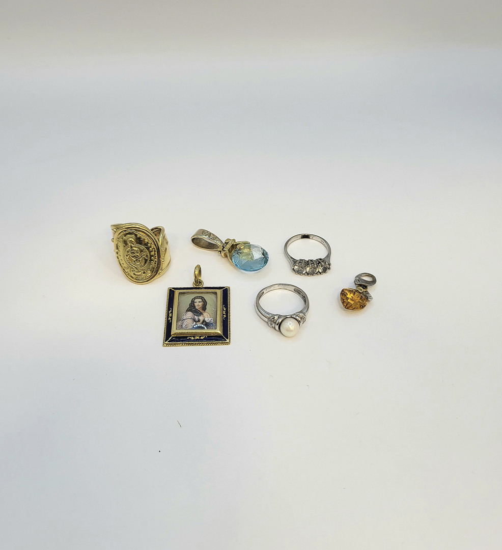 Vari oggetti oro pietre smalti perla