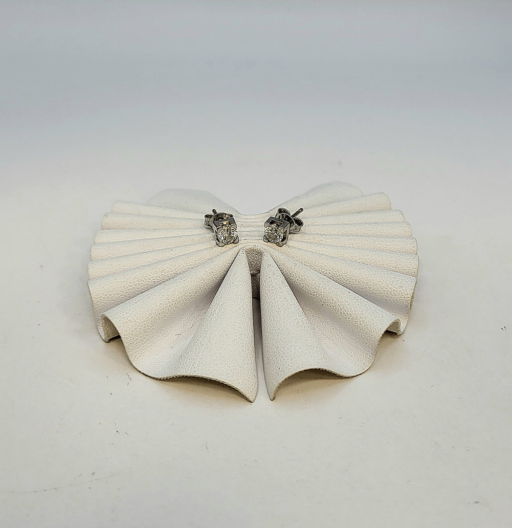 Un paio orecchini oro diamanti