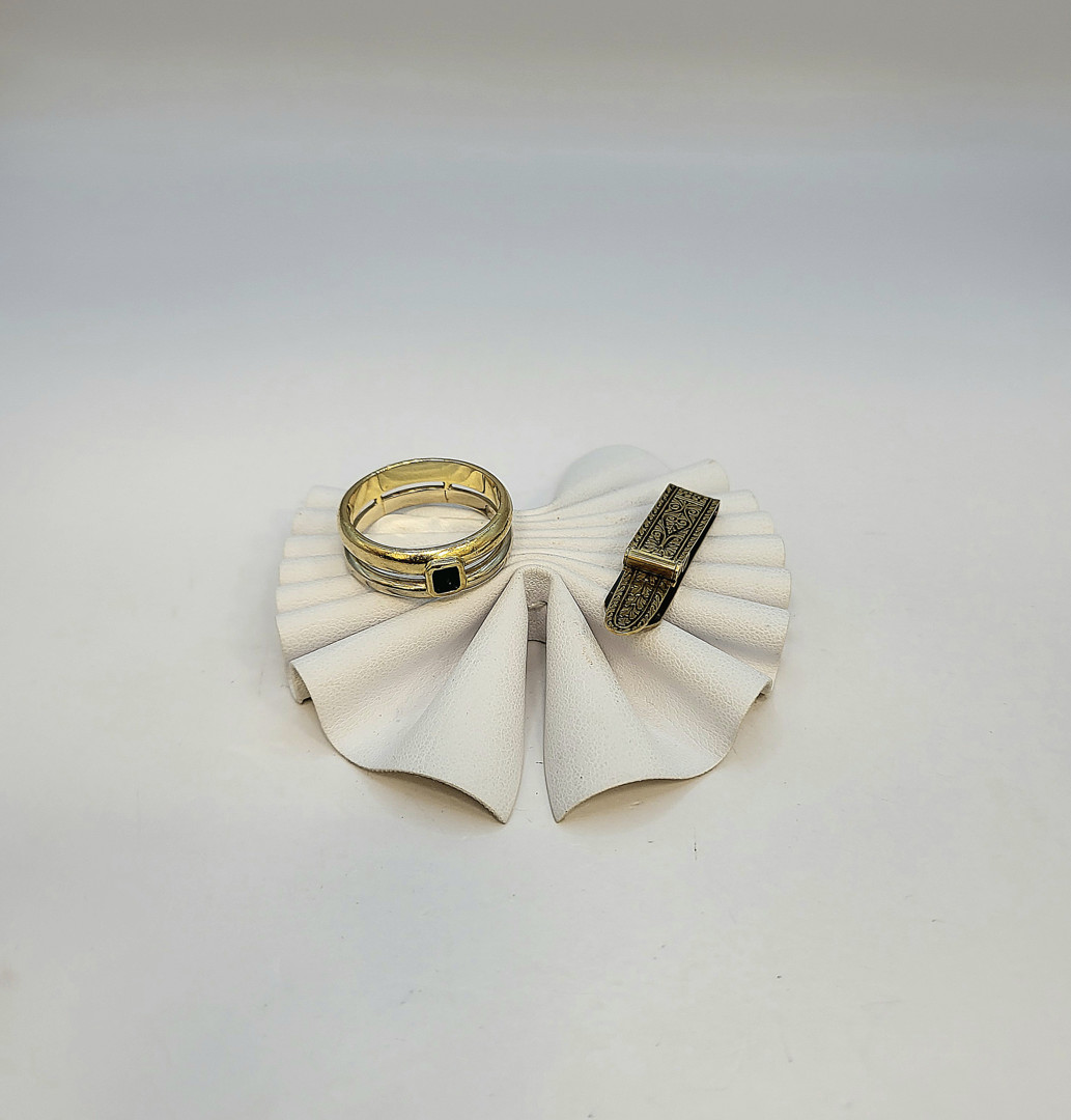 Anello e fermasoldi oro pietra