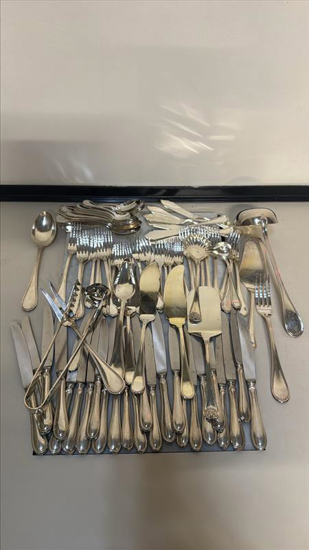 Vari oggetti in argento metallo