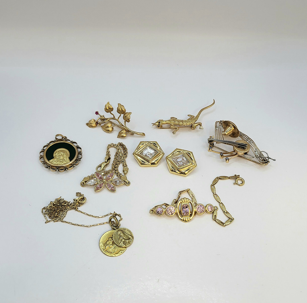 Vari oggetti oro pietre