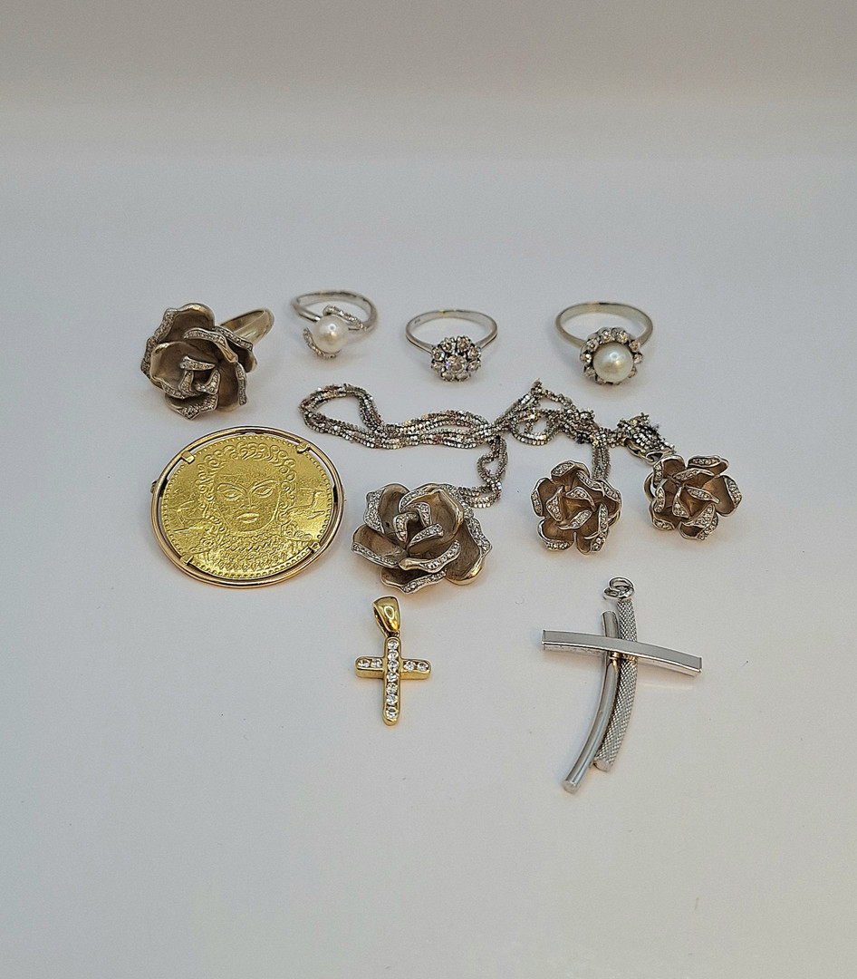 Vari oggetti oro diamantini pietre perle