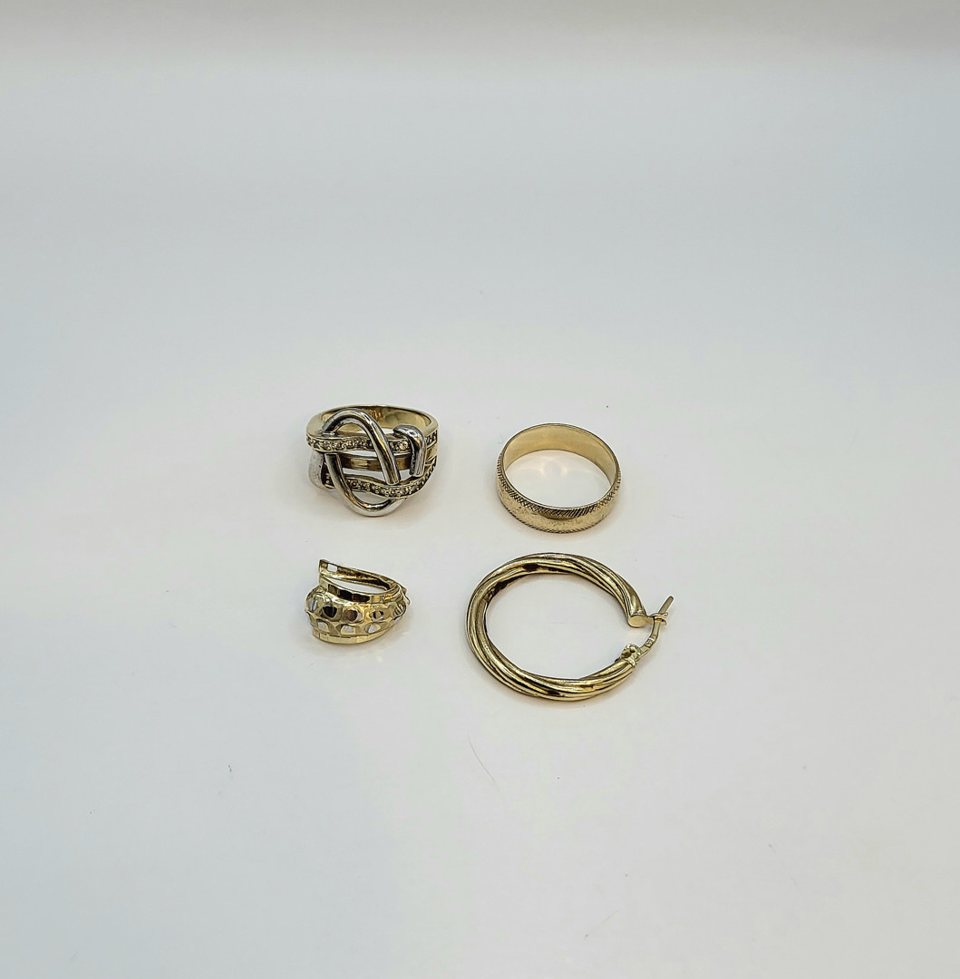 Due anelli e due orecchini in oro pietre 