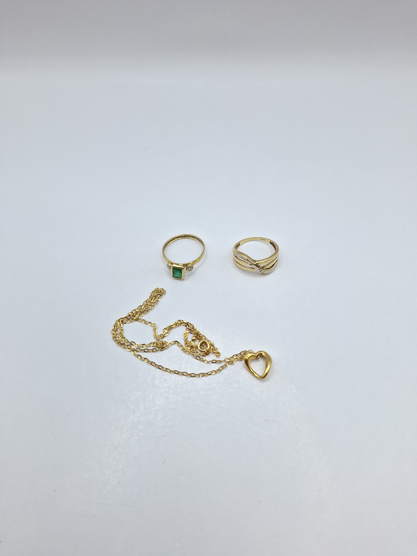 Due anelli e collana oro pietre