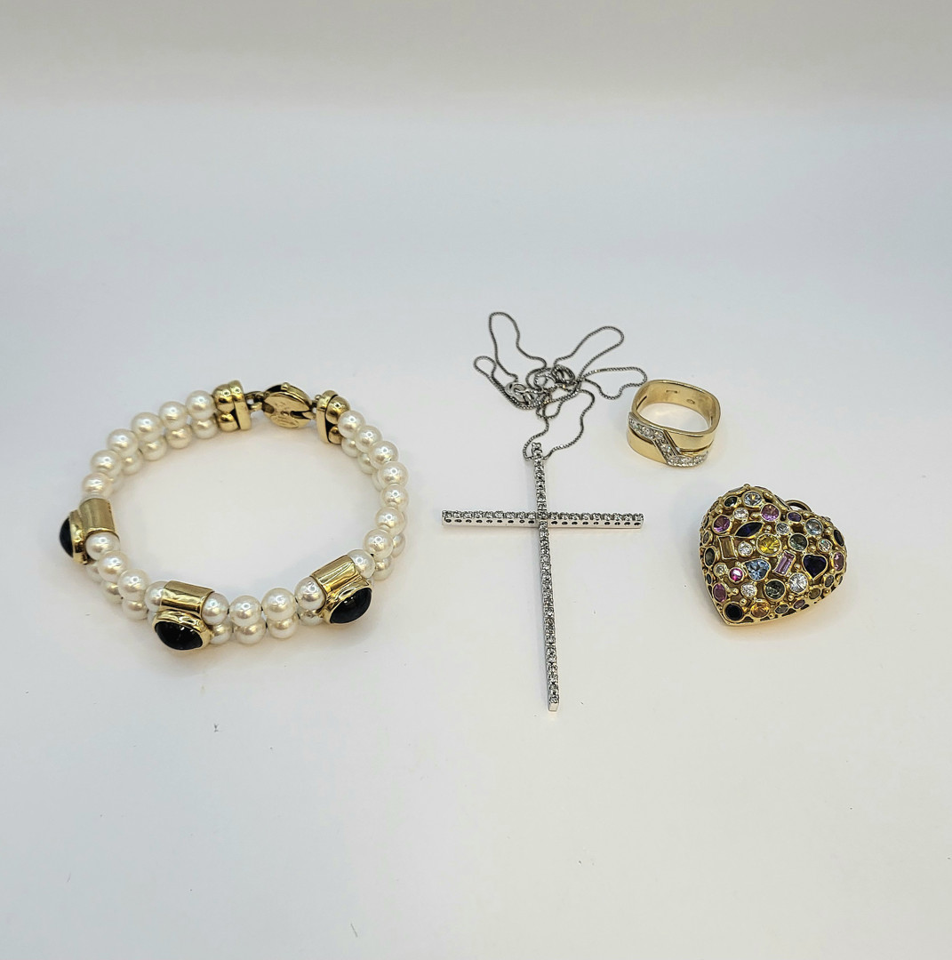 Oggetti in oro pietre diamantini e perle coltivate