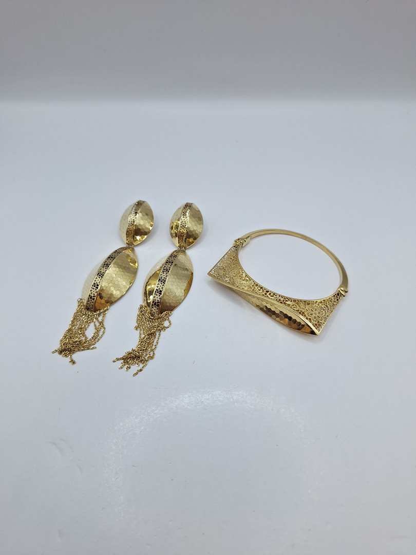 Un paio orecchini e bracciale oro 