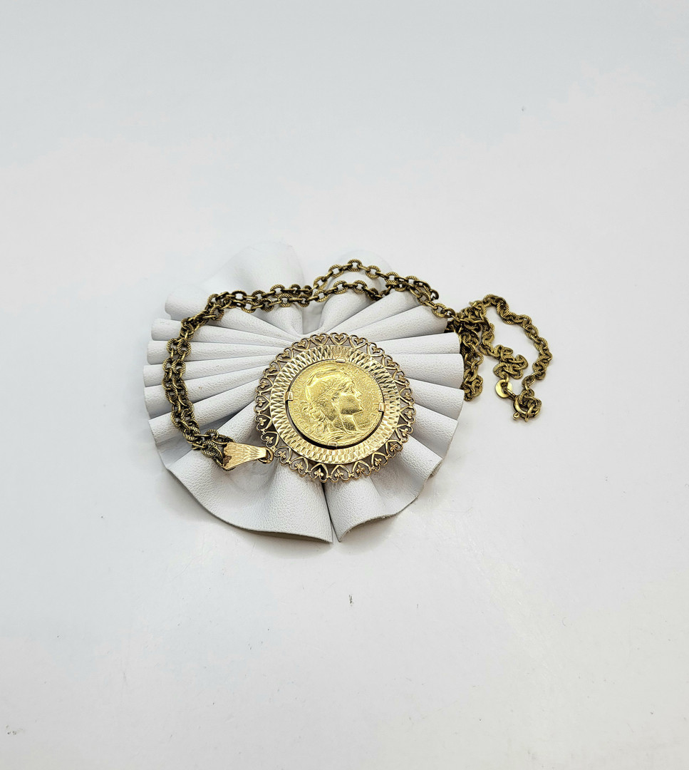 Catena e ciondolo con moneta oro 