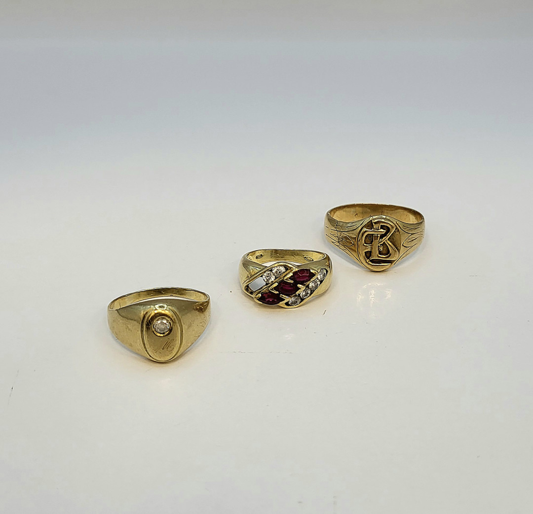 Tre anelli oro pietre