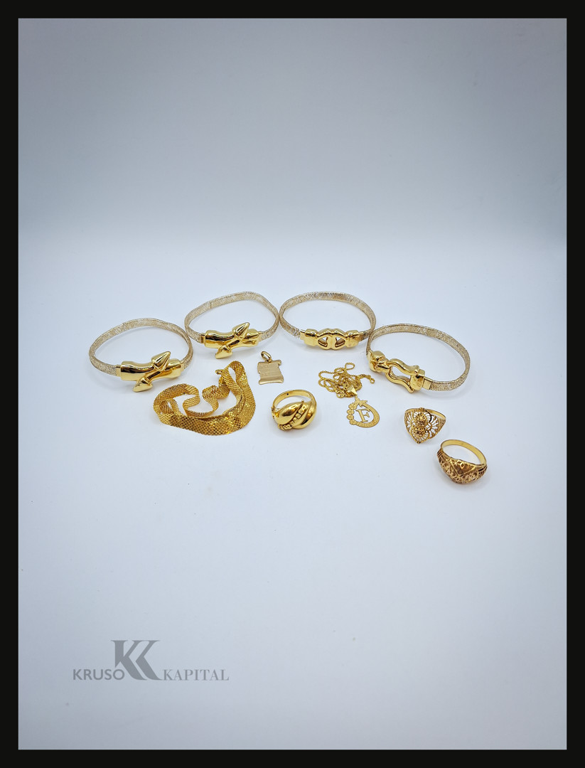 Vari oggetti in oro