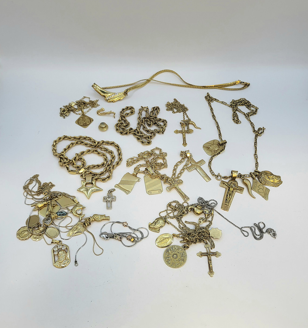 Vari oggetti in oro pietre 