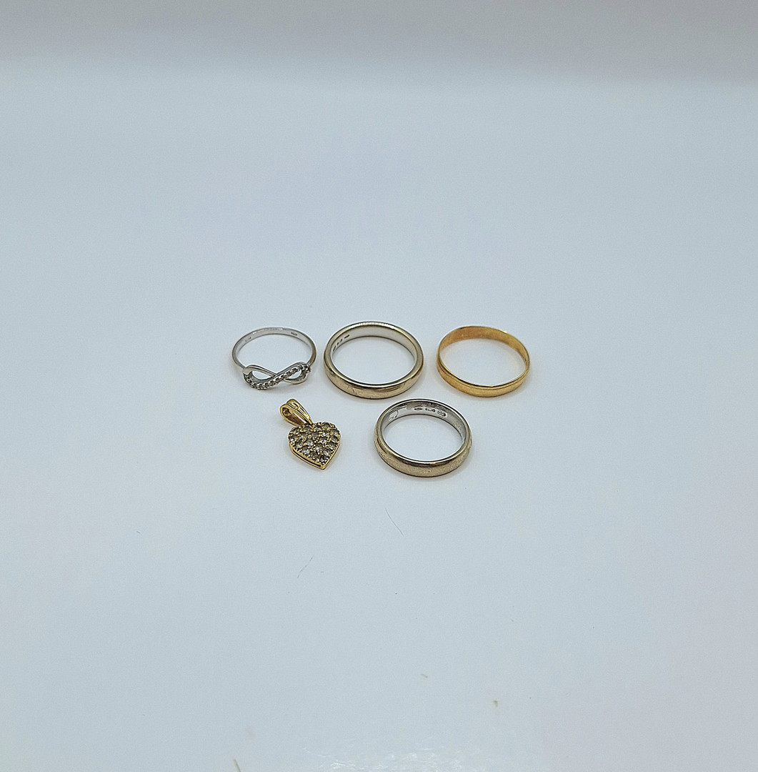 Quattro anelli e ciondolo oro pietre