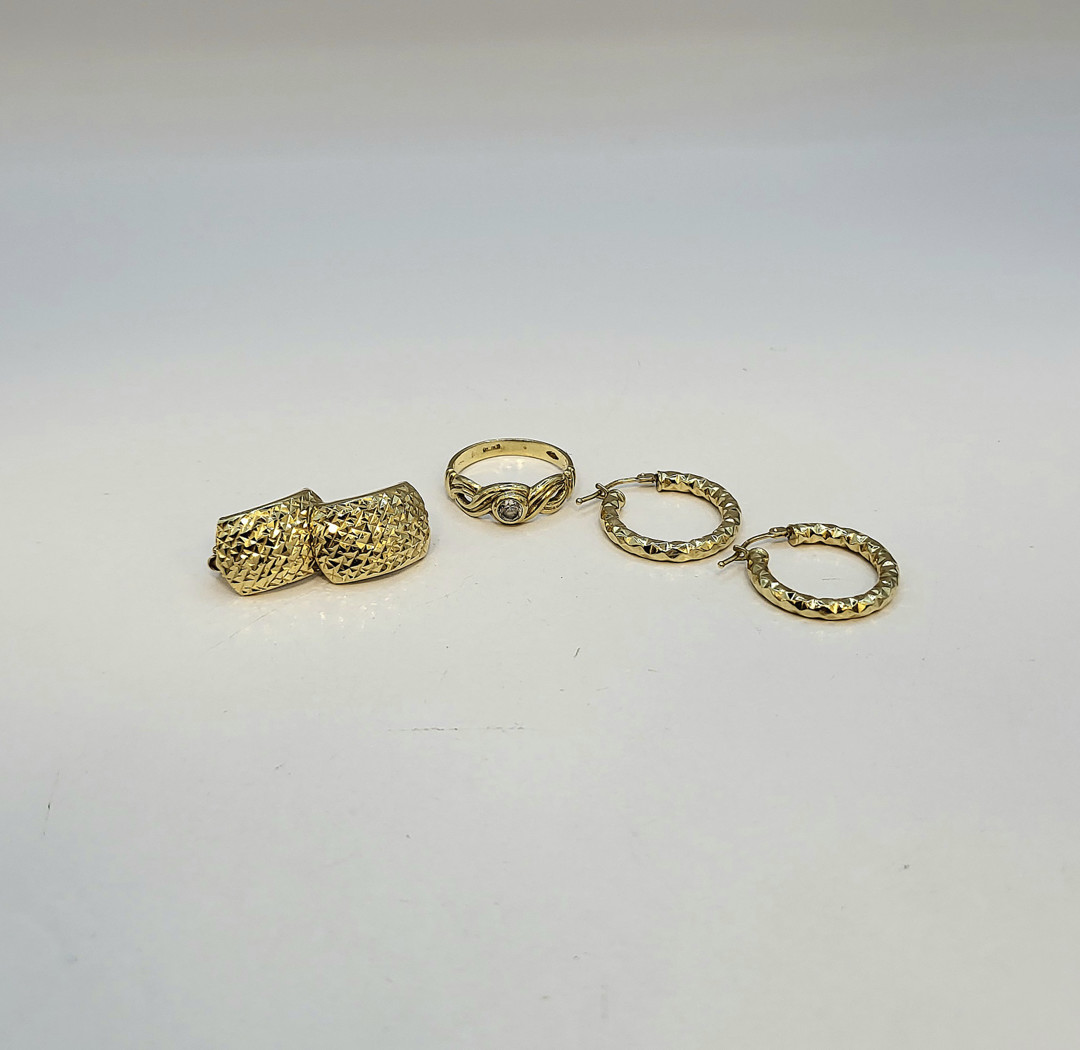 Due paia orecchini e anello oro pietra