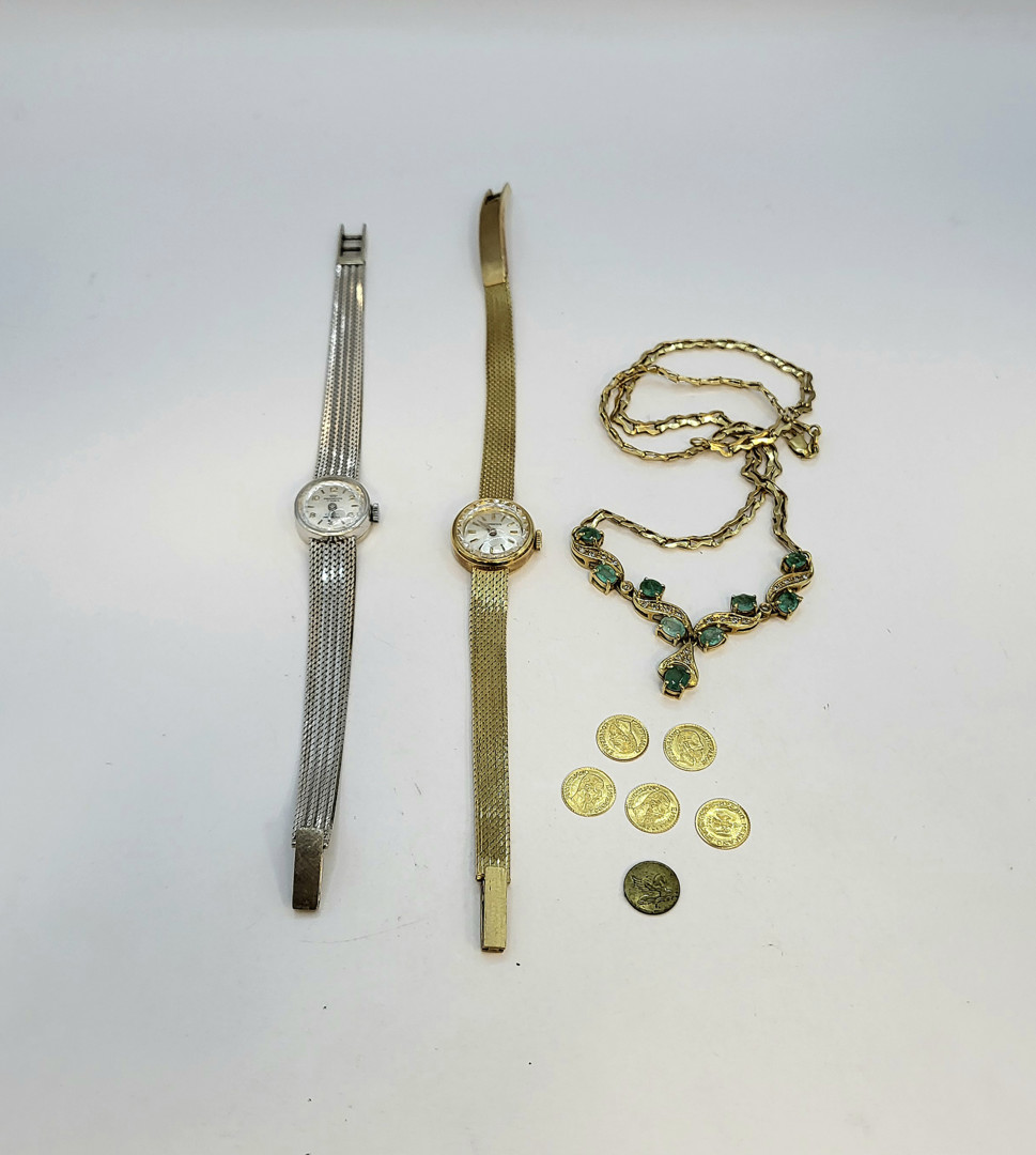 Vari oggetti in oro pietre diamantini 