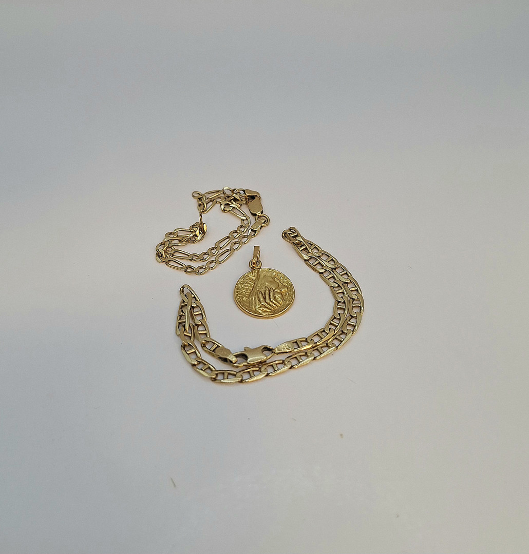 Due bracciali e pezzo oro