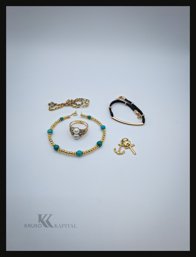 Tre bracciali ciondolo e anello in oro perle diamantini pietre