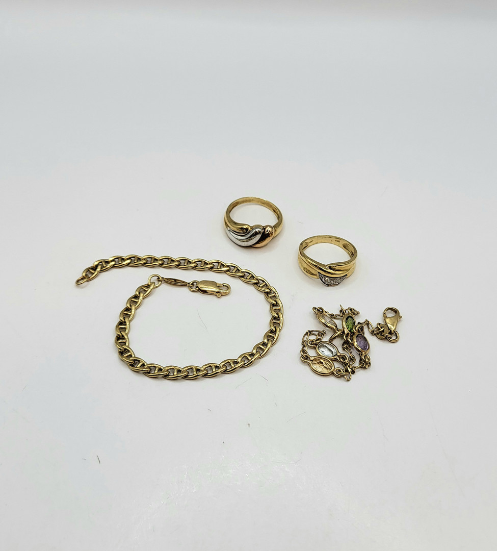 Due bracciali e due anelli oro pietre