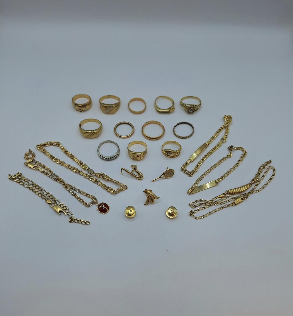 Vari oggetti oro pietre diamantini 