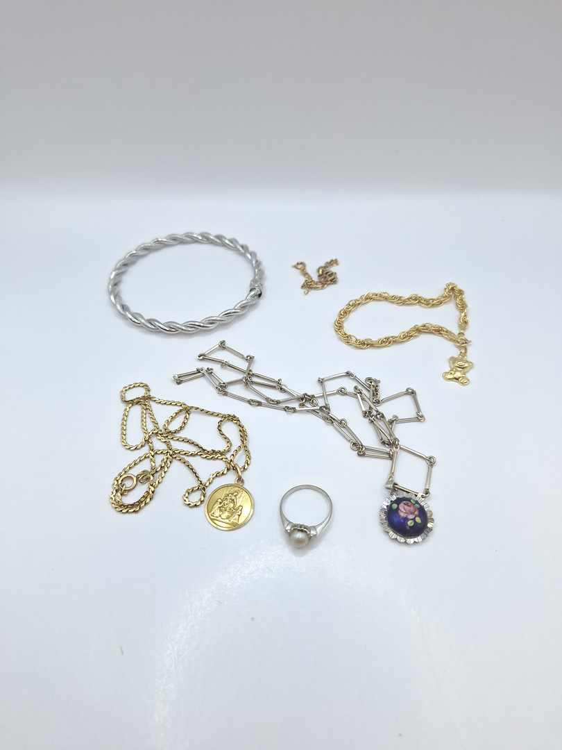 Vari oggetti in oro perla 