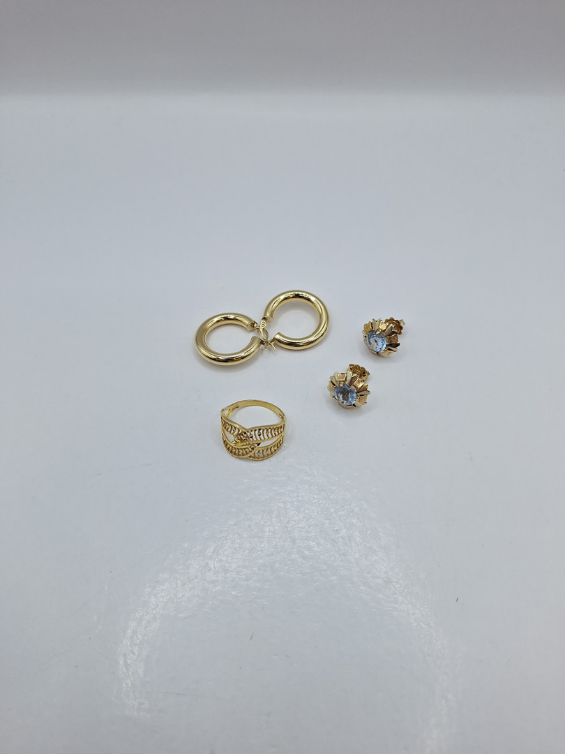 Due paia di orecchini e anello oro pietre 