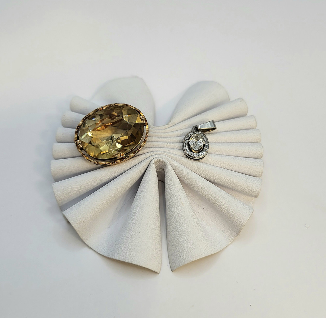 Spilla e ciondolo oro pietra diamante