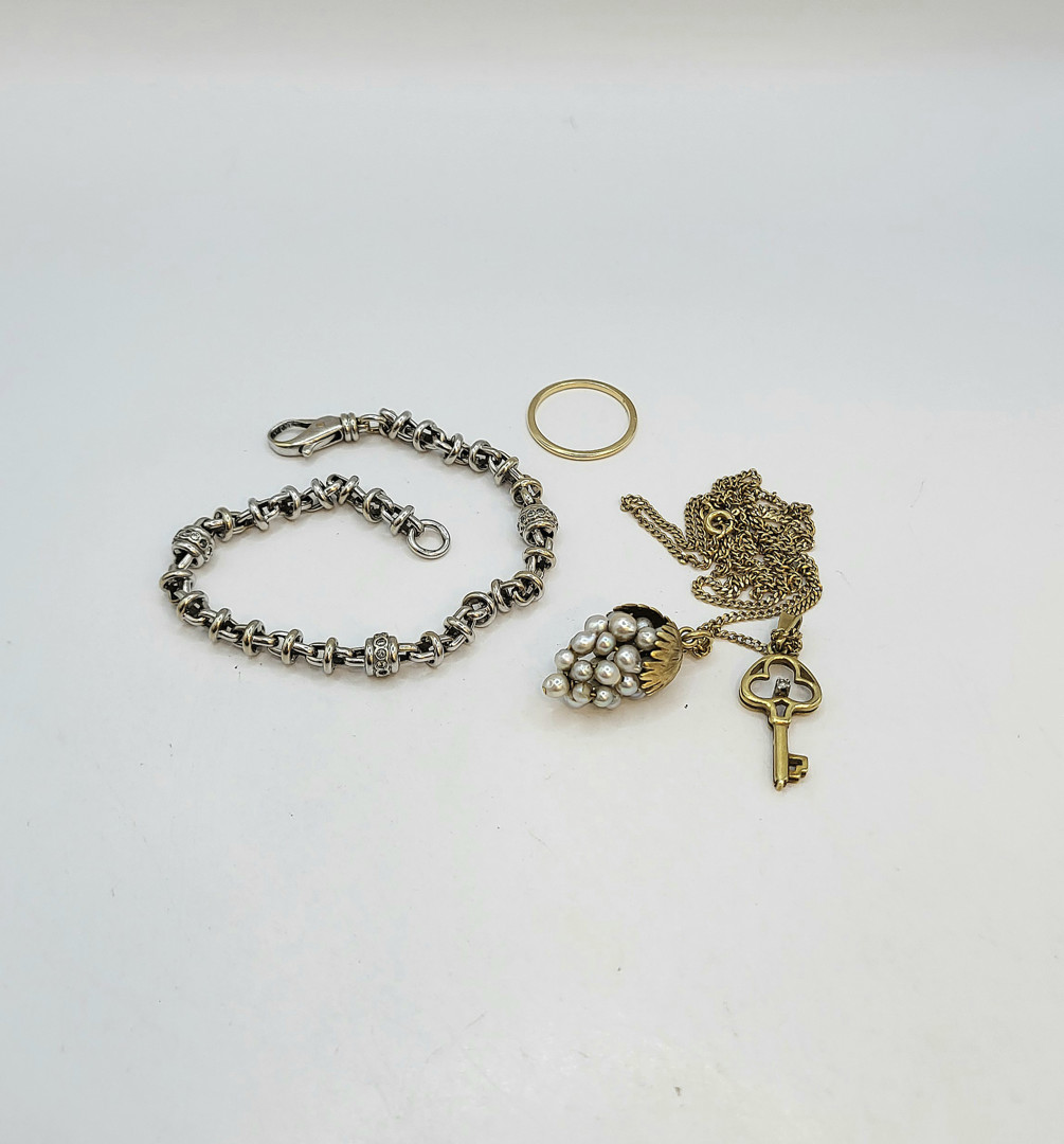 Vari oggetti oro diamantino pietre perline