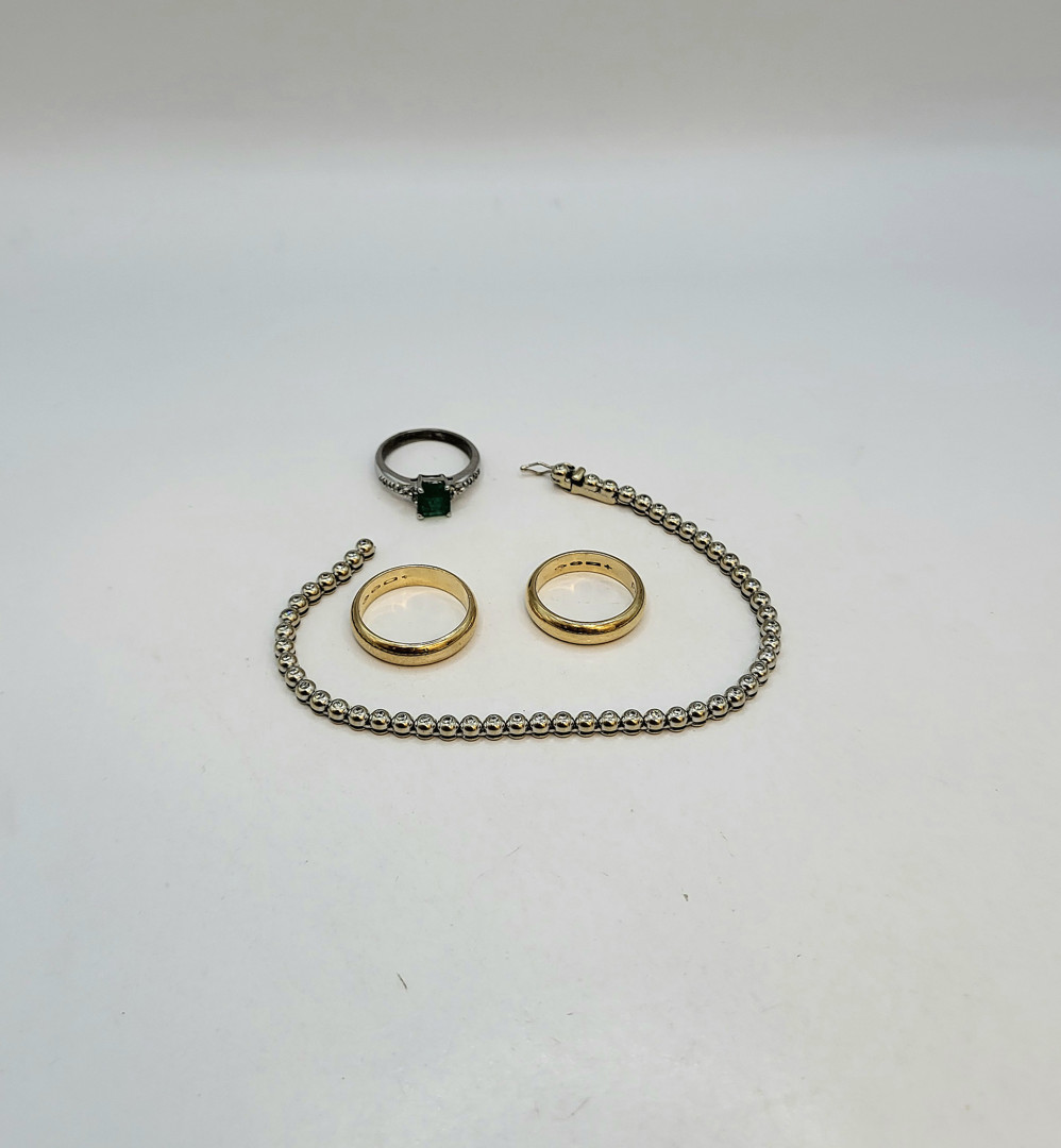 Vari oggetti oro diamanti metallo