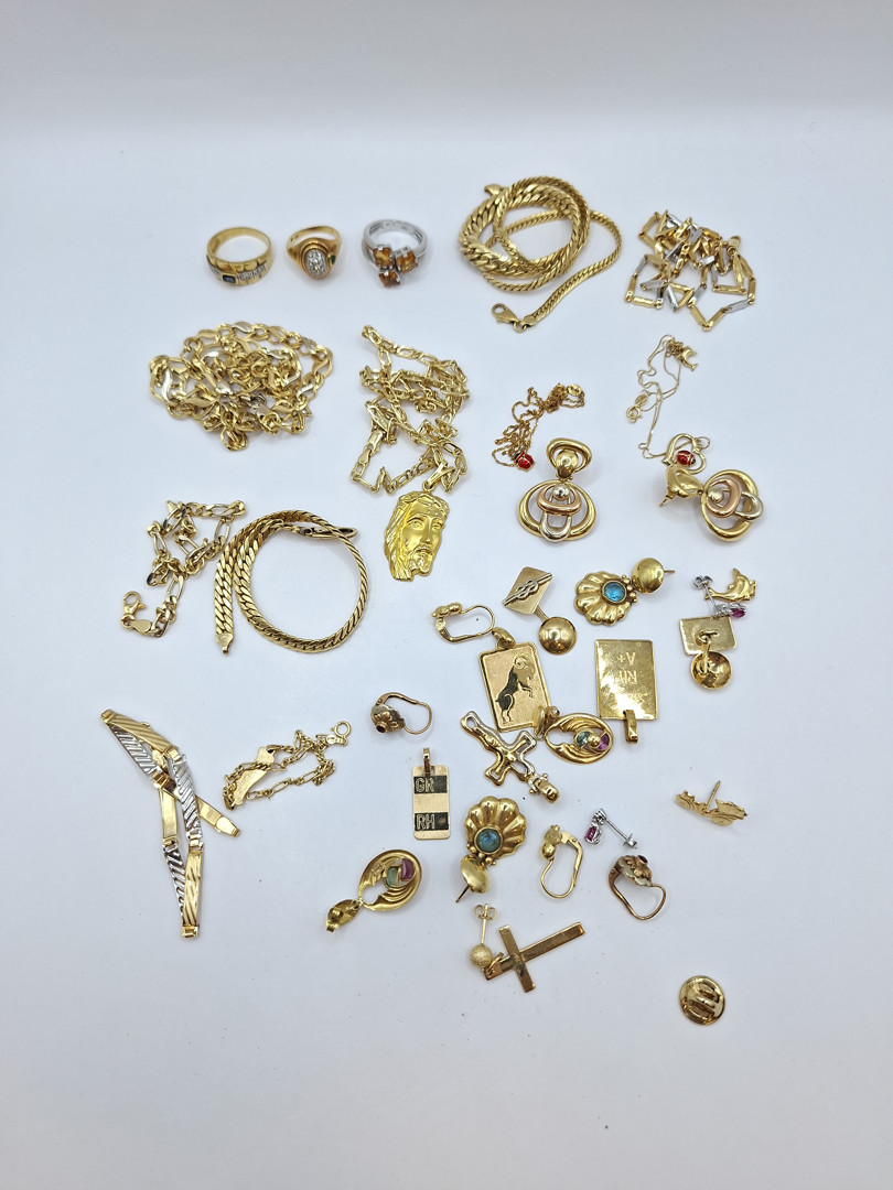 Vari oggetti oro pietre