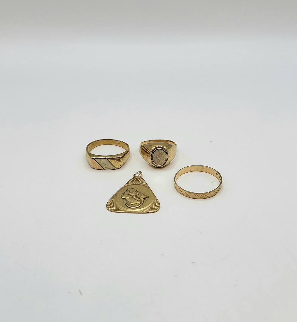 Ciondolo e tre anelli oro