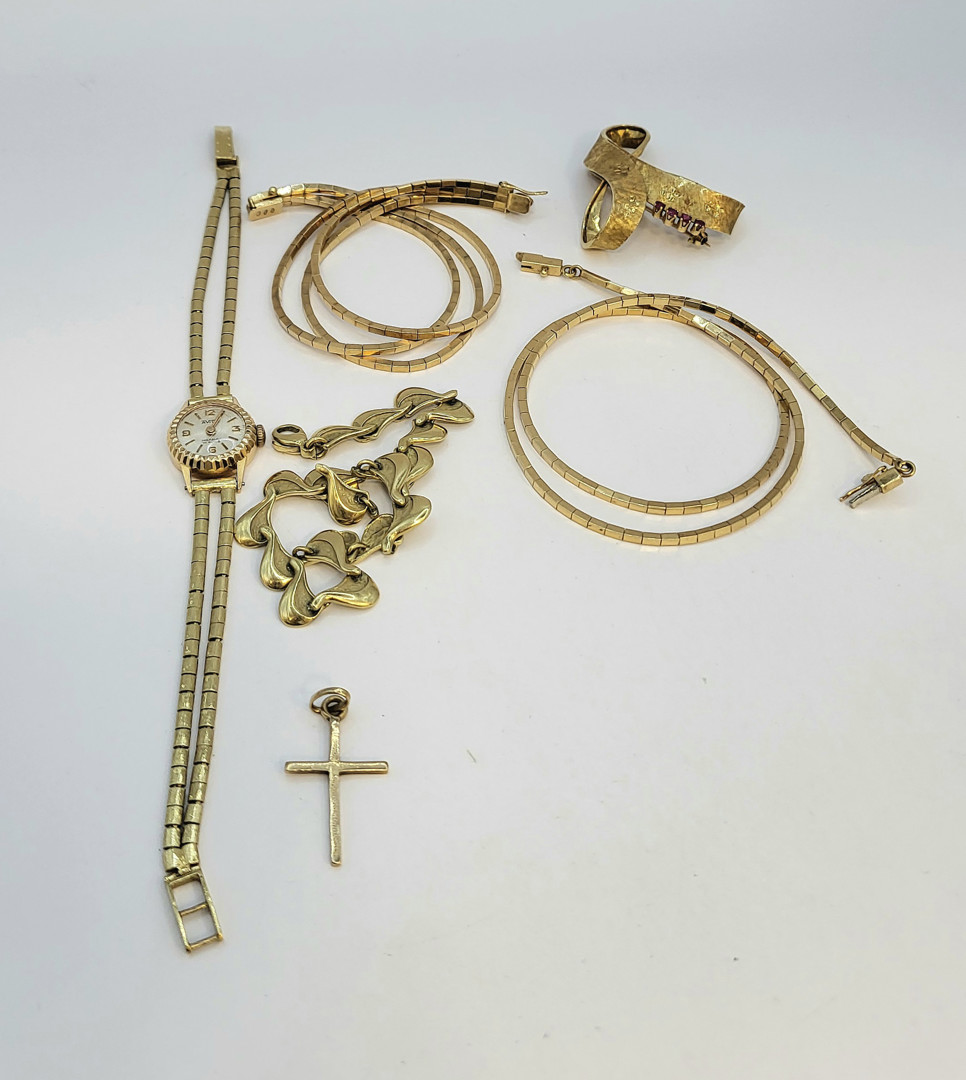 Vari oggetti oro pietre