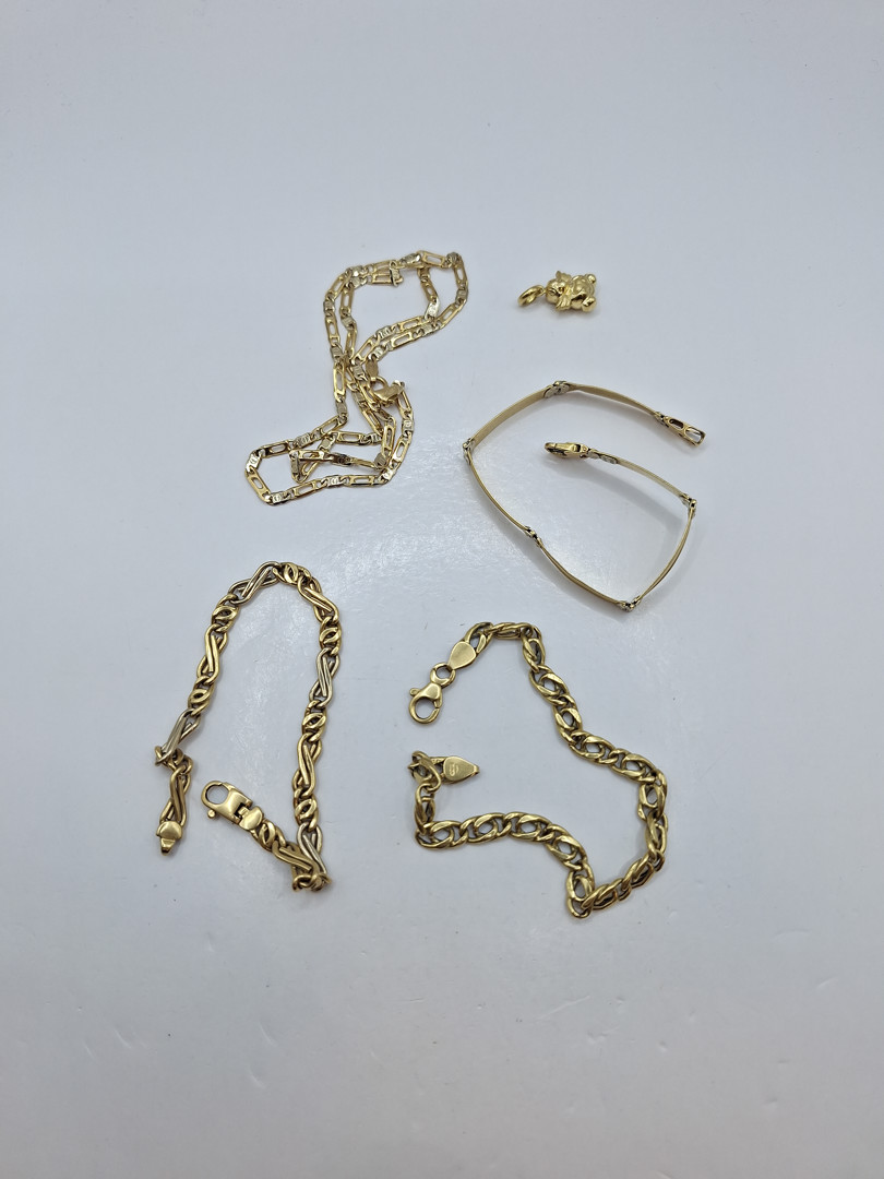 Collana ciondolo e tre bracciali oro 