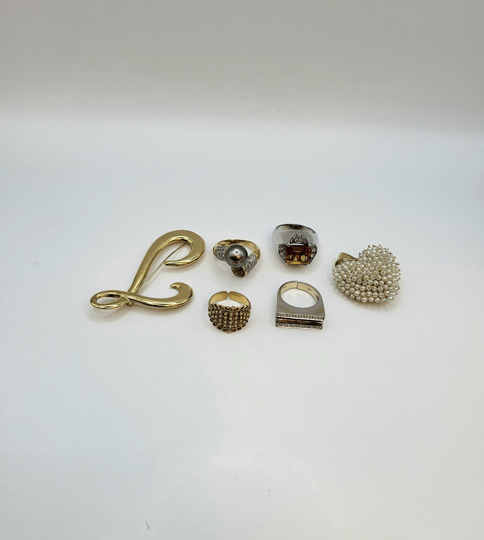 Vari oggetti oro diamanti pietre madreperla