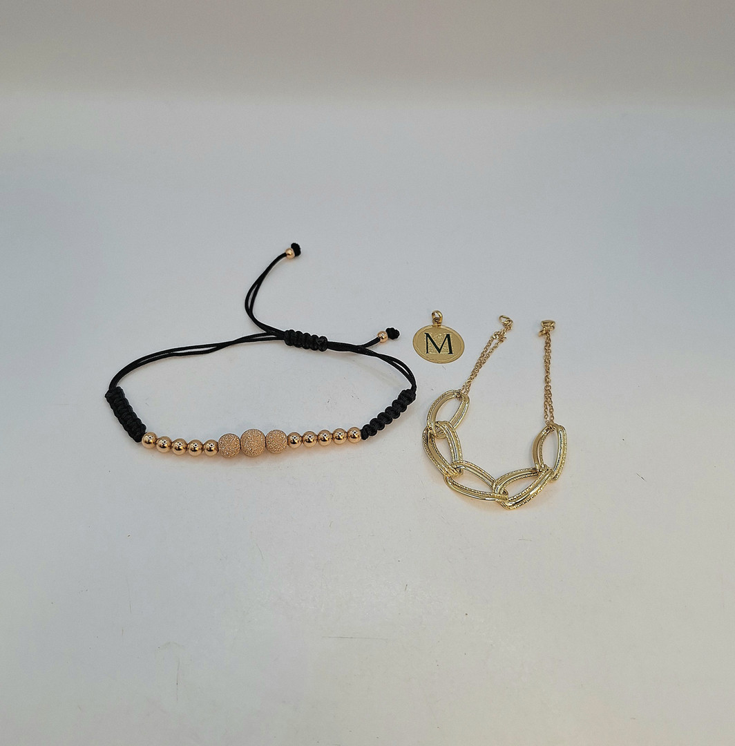 Due bracciali e ciondolo oro