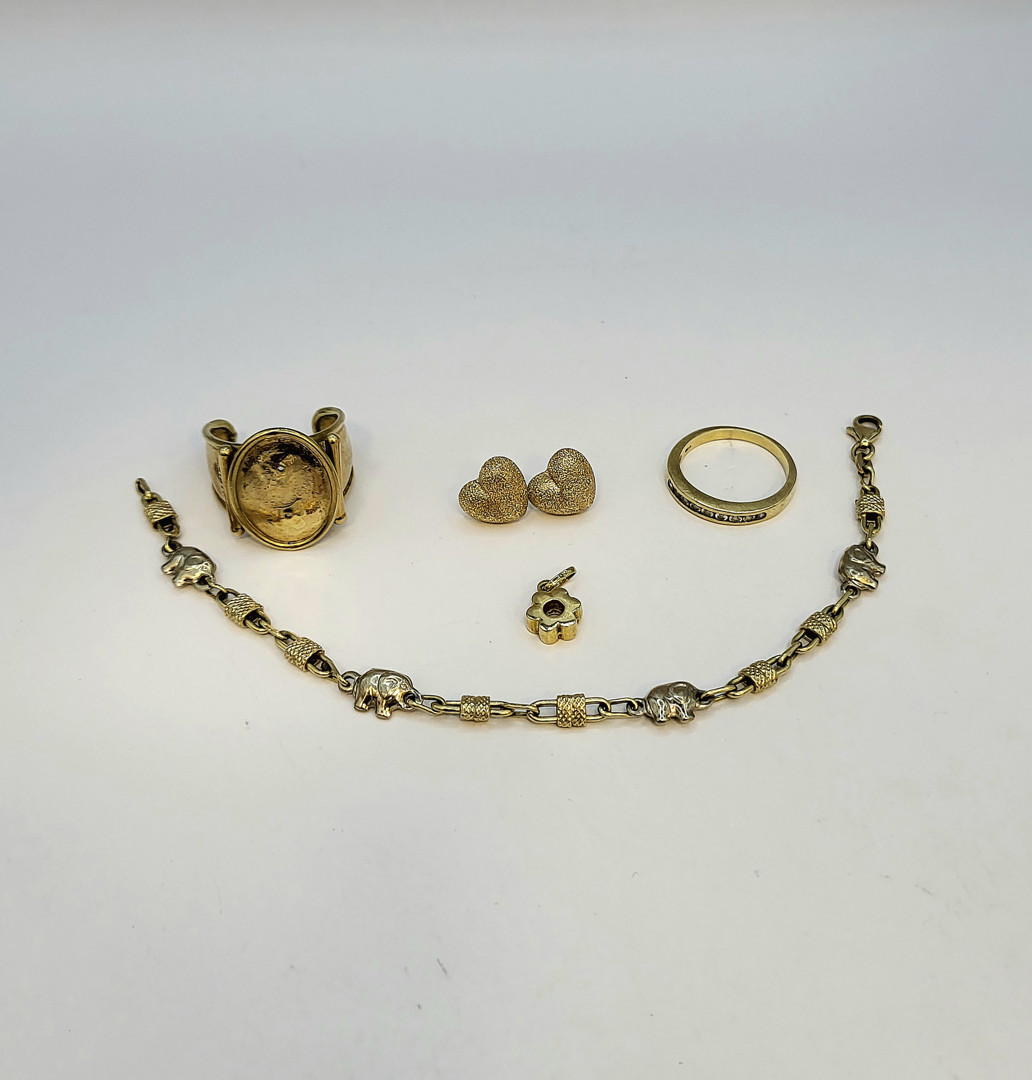 Vari oggetti in oro pietre