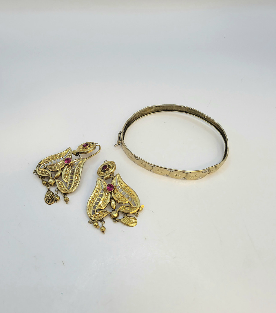 Paio di orecchini bracciale oro pietre
