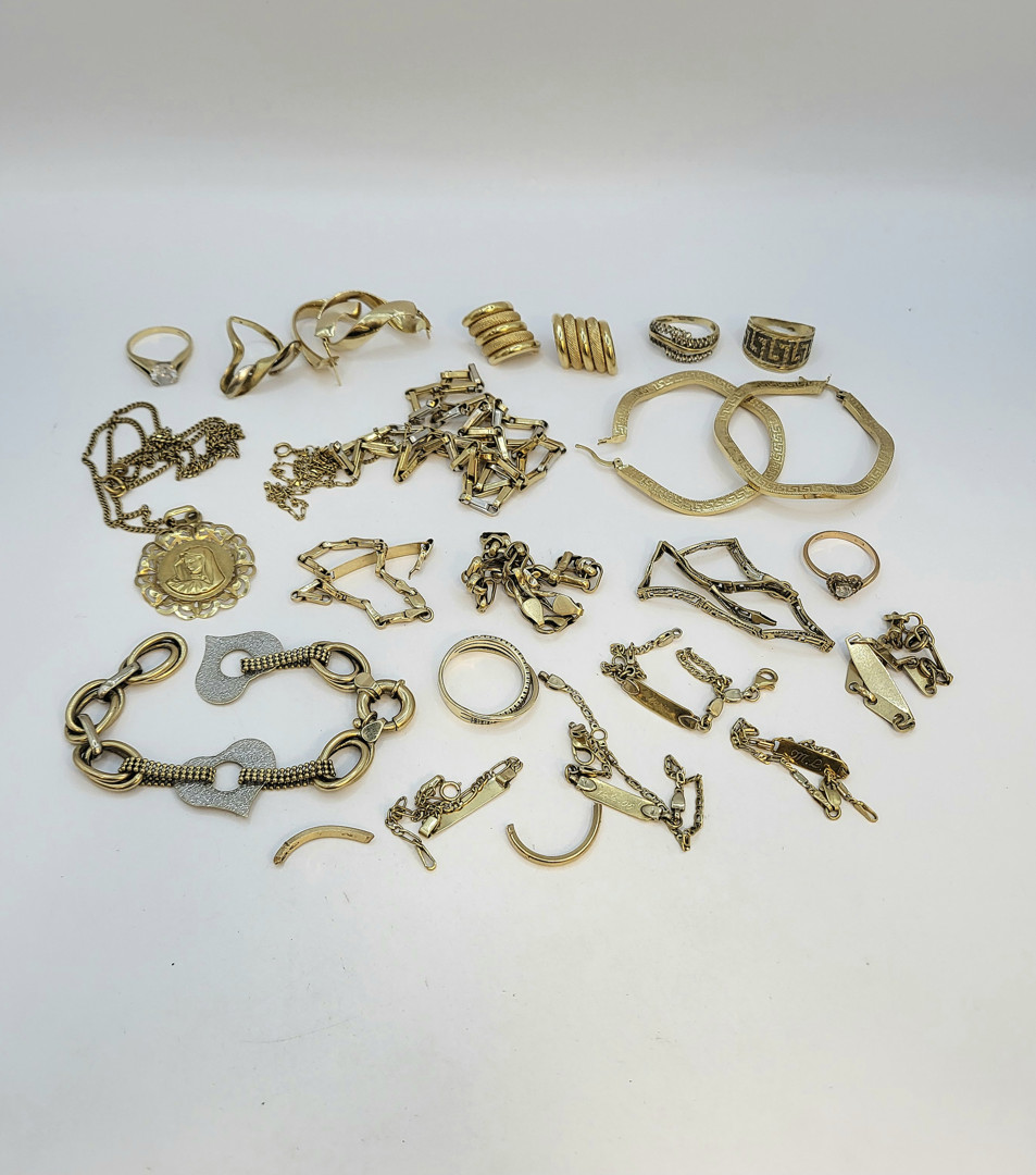 Vari oggetti in oro pietre 